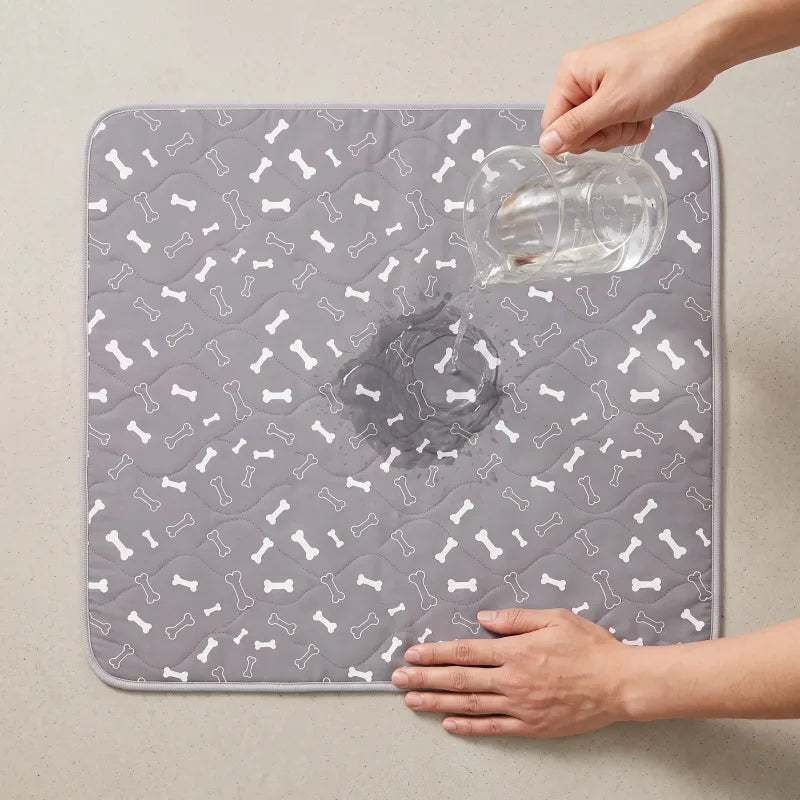 Saugtest: Wasser wird auf die Matte gegossen und sofort absorbiert